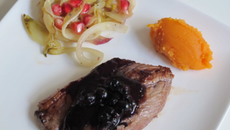 Pavés d'agneau, sauce aux myrtilles, endives braisées avec des grenades et quenelle de patate douce