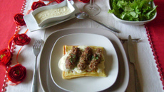 Languettes de dindonneau aux noix, sur lit de gaufre, sauce Mornay