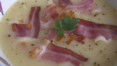 Soupe de panais à la fourme d'ambert et lardons