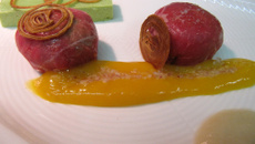 Bonbon cru de faux filet de bœuf et mangue, bavarois de chou chinois et sa mayonnaise miso de Frédéric doucet