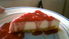 Cheesecake ricotta-mascarpone, coulis de fraises des bois & framboises