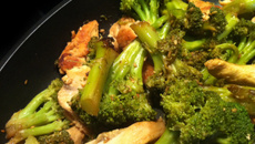 Poulet et brocolis sautés au sésame