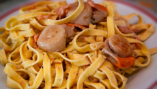 Saint-Jacques flambées au saumon fumé