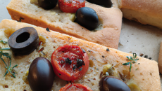 Pain aux tomates séchées, olives noires et origan