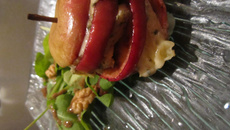 Petite pomme rouge à la Fourme d'Ambert, salade de roquette aux noix et raisins