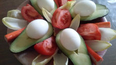 Salade avocat tomate endive œuf et crabe