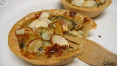 Mini tartelettes aux moules, bleu et amandes