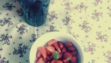 Salade de fraises au pineau et au basilic