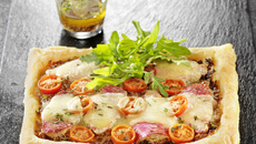 Tarte rectangulaire aux rougets barbets