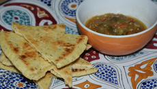 Galette fondante aux herbes et poivrons en salade aux saveurs de Kabylie