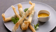 Croustillants de Skrei de Norvège au basilic, vinaigrette mangue