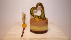 Entremet cacaoté pain d'épices, compotée de poires à la vanille, mousse chocolat et Grand-Marnier