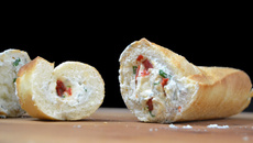 Tranches de baguette farcies aux deux fromages et poivrons