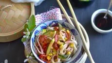 Wok de nouilles udon aux courgettes, poivrons, maïs et sauce soja bio Tanoshi