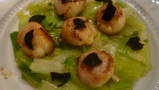 Noix de saint Jacques de la baie de St Brieuc en Bretagne sur fondue de poireaux au Noilly-Prat et aux truffes du Périgord