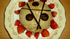 Coquilles de fraises accompagnées de sa gousse de vanille et de son thé matcha