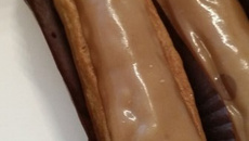 Eclair au café