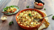 Crumble salé à la ratatouille, féta et noix