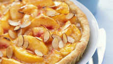 Tarte à la crème de frangipane tonka et pêches