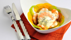 Salade de tomates multicolores aux crevettes, mayonnaise moutardée légère