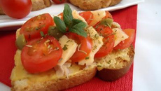Tartines au thon, tomates cerises et basilic