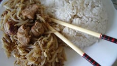 Porc sauté aux germes de soja (haricots mungos)