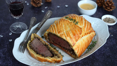 Rôti de bœuf en croûte feuilletée et farce aux champignons