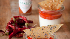 Panna Cotta au fromage de brebis et compotée de poivrons rouges au Tabasco®