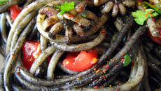 Spaghettis à l'encre de seiche, seiches et épices