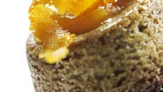 Financier pistache et confiture d'abricots par Grégory Cuilleron