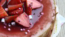 Cheesecake aux fraises et pralines roses