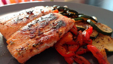 Pavé de saumon mariné aux agrumes et ses légumes grillés