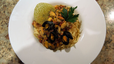 Moules au chorizo, fettucines et tuile au persil