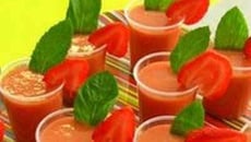 Soupe froide de melon et de fraises à l'huile d'olive