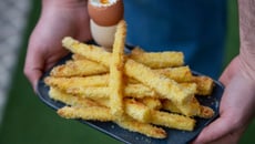 Asperges blanches panées au parmesan et oeufs à la coque