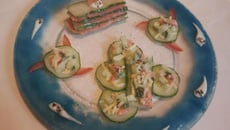 Mille-feuilles de saumon et concombre accompagné de sa salade.