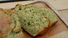 Cake au pesto et aux pignons de pin