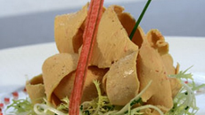 Foie gras de canard des landes en copeaux sur fine frisée et vinaigrette rhubarbe
