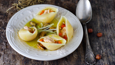Conchiglioni à la rillette de saumon sur nage de poireau aux moules