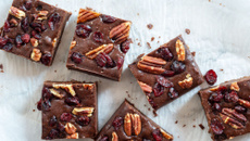Brownie fudgy aux noix de pécan et cranberries
