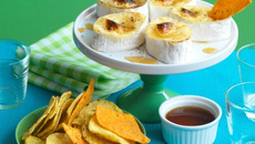Dips de tortillas et fondue de camembert