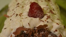 Biscuit roulé cacao, ganache chocolat blanc et framboises