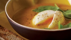 Soupe de légumes et œufs mollets