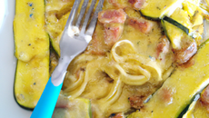 Courgettes savoureuses à la carbonara
