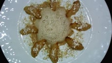 Poires rôties au beurre demi sel, dragées et sablé breton, émulsion de "carambar"