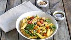 Salade de penne rigate sans gluten aux légumes et curry