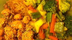 Bento au poulet miel-soja et ses légumes croquants glacés sucrés, mangue et vermicelle de riz