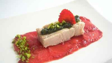 Espadon sur lit de fraises tièdes et pesto de pistaches