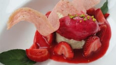 Duo de fraises : Blesotto vanille et fraises, sorbet fraises et hibiscus
