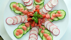 Carpaccio de radis et concombre, vinaigrette rose